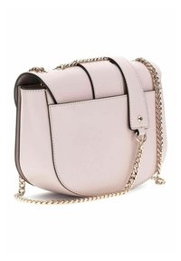 Sac à main en cuir rose avec une forme incurvée, une texture lisse et une bandoulière en chaîne dorée. Il dispose d'une fermeture à rabat et d'une poche avant.