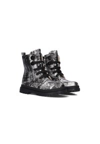 Zwarte en zilveren enkelboots met een gestructureerde afwerking, zwarte veters, twee metalen oogjes en een robuuste zool voor grip.