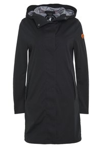 Czarny wodoodporny płaszcz z kapturem, zapinany z przodu na zatrzaski, z bocznymi kieszeniami i kontrastową szarą podszewką. Na rękawie znajduje się pomarańczowe logo.