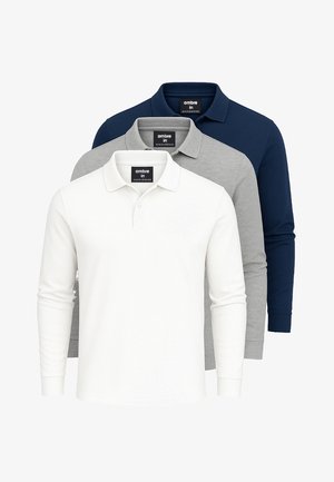 Drei Langarm-Polohemden in Weiß, Grau und Marineblau. Aus glattem Stoff gefertigt, mit Kragen und Knopfleisten, wobei die Etiketten sichtbar sind.