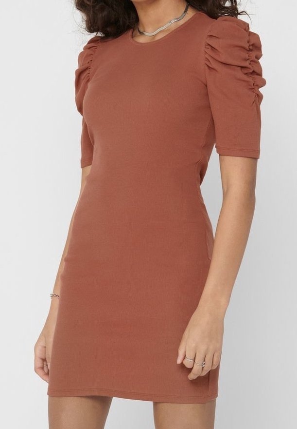 Robe couleur rouille en tissu côtelé. Caractérisée par des manches courtes bouffantes et une silhouette ajustée. Texture lisse, longueur au genou.