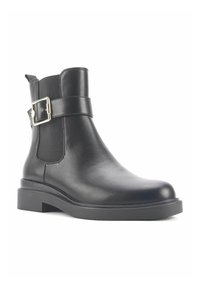 Botine negre din piele, cu un finisaj neted, detaliu cu cataramă argintie, panouri laterale elastice și o talpă din cauciuc groasă pentru aderență.