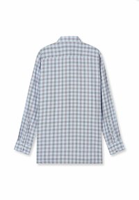 Hellblaues Langarmhemd mit kariertem Muster und schwarzen sowie braunen Akzenten. Button-Down-Kragen und einzelne Manschetten.