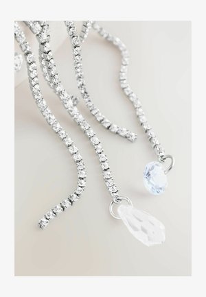 Srebrne kolczyki z łańcuszkiem z przezroczystych cyrkonii, z dwoma zwisającymi akcentami: jednym owalnym i jednym w kształcie kropli.