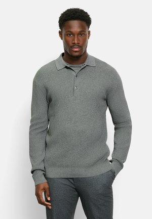 Grau gestrickter Pullover mit strukturierter Textur, ausgestattet mit einem Kragen, einem einzelnen Knopfverschluss und langen Ärmeln, kombiniert mit dunkelgrauen Hosen.