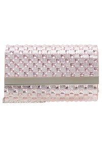 Pochette rectangulaire rose décorée de clous carrés brillants et de petits strass ronds, avec un accent métallique argenté fin et une chaîne.