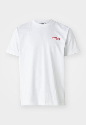 T-shirt en coton blanc à manches courtes,avec le texte brodé rouge "Service Works" sur la zone gauche de la poitrine. Design classique à col ras du cou.