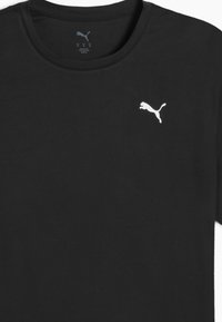 Sort T-shirt med korte ærmer lavet af tekstureret stof, med et hvidt Puma-logo på venstre brystområde. Enkelt design uden mønstre.
