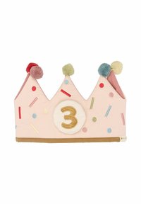 Rózsaszín szövetkorona három háromszög alakú csúccsal, színes filc pomponokkal és ünnepi szórással díszítve. Rajta egy hímzett "3" szám.