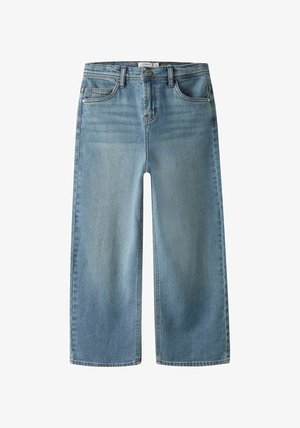 Jeans de pierna ancha azul claro hechos de mezclilla, con un diseño clásico de cinco bolsillos, cierre de botón y cremallera, y un ligero desgaste.