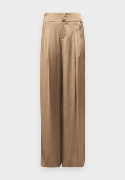 Wijde broek in een metallic bronzen stof. Kenmerkt zich door een gladde textuur, hoge tailleband en voorplooien voor extra vorm.