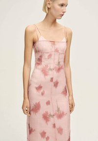 Rochie maxi dintr-un material roz transparent, având un model floral în nuanțe de roz închis și verde. Bretele tip spaghetti, bust ajustat și siluetă dreaptă.