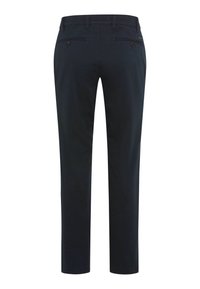 Chinos bleu marine avec une coupe droite, fabriqués en tissu coton durable. Possède deux poches arrière avec des fermetures à bouton et une texture lisse et propre.