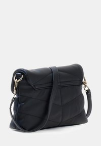 Borsa a tracolla nera trapuntata, realizzata in materiale liscio, con spallaccio e hardware metallico. Presenta un motivo di cucitura geometrico.