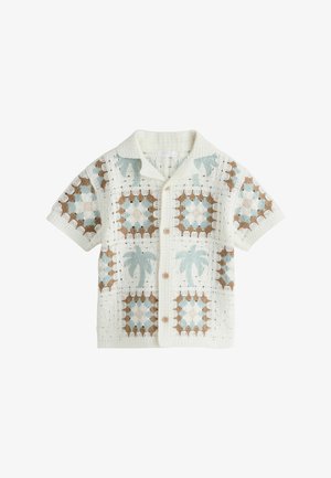 Maglietta a maniche corte in crochet con bottoni sul davanti, caratterizzata da un motivo a quadrati marroni, bianchi e blu con motivi di palme.