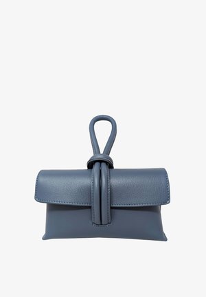 Piccola borsa a mano in pelle blu con manico ad anello e chiusura frontale a patta assicurata da un nodo a doppia cinghia.