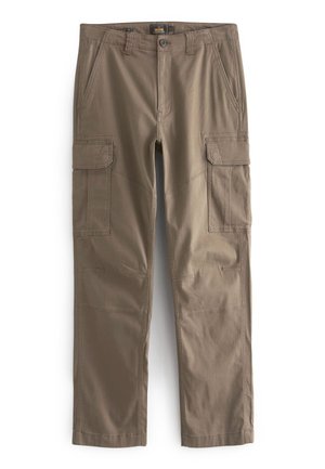 Pantalones cargo color caqui fabricados con tejido duradero, que presentan múltiples bolsillos laterales, un corte clásico, diseño de pierna recta y detalles de costura reforzados.