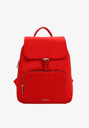 Sac à dos en nylon rouge avec une fermeture à rabat, une poche avant zippée et des bretelles ajustables. Doté de ferrures dorées et d'une texture lisse.