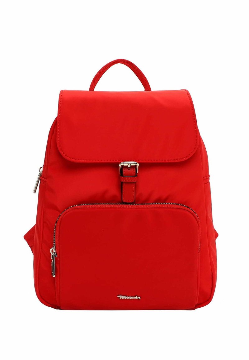 Mochila de nylon roja con cierre de solapa, bolsillo frontal con cremallera y correas ajustables. Cuenta con herrajes de tono dorado y una textura suave.