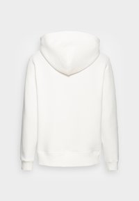 Sudadera blanca con una capucha amplia, puños y dobladillo acanalados. Tejido suave con una textura lisa, sin logotipos ni diseños visibles.