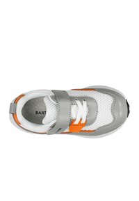 Scarpa sportiva grigia con parte superiore in rete bianca, accenti arancioni, cinturino in velcro e lacci. Punta arrotondata e suola strutturata. Nome del marchio visibile all'interno.