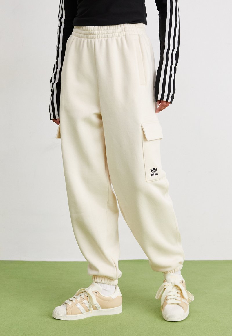adidas Originals Hlačami s stranskimi žepi - white