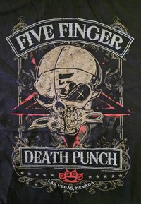 Černé tričko s velkým grafickým designem lebky s helmou, obklopené růžemi a červenými akcenty; zahrnuje "FIVE FINGER DEATH PUNCH."