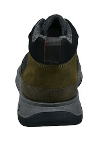 Grüne und schwarze Wanderschuhe, mit einem Obermaterial aus Wildleder, grauer Gummisohle, strukturiertem Stoffkragen und einer Schlaufe hinten für einfaches Anziehen.