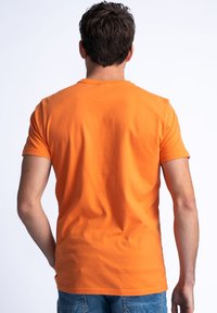 Petrol Industries Triko s potiskem - blazing orange