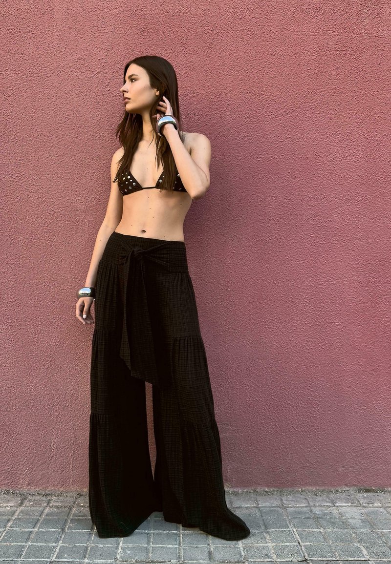 Bershka TEXTURED WIDE-LEG Pantaloni black/nero