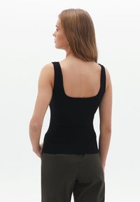 OXXO MIT ECKIGEM AUSSCHNITT - Top - black