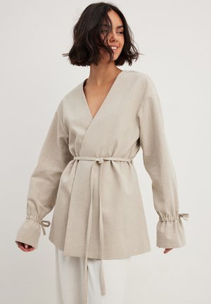NA-KD Krátky kabát - beige