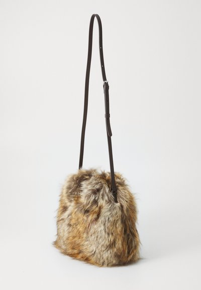 Liten bucket-style crossbody-väska täckt i brun och grå fuskpäls med ett tunt justerbart band i mörkbrunt.
