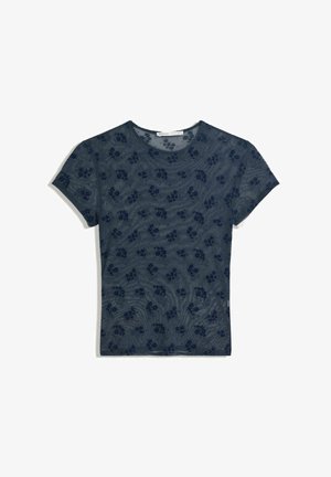 Tengerészkék áttetsző, rövid ujjú felső, amelyen apró sötét virágminták egyenletesen elosztva találhatók az anyagon.