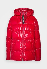 Chaqueta acolchada roja con un acabado brillante y lustroso. Cuenta con capucha, cremallera frontal y bolsillos laterales. El material parece aislante y texturizado.