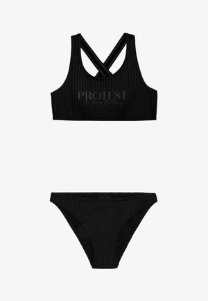 Ensemble de bikini noir à côtes comprenant un haut court avec des bretelles croisées et un bas taille basse assorti. Le tissu a une texture lisse.