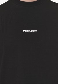 Pegador LOGO BOXY TEE - Jednoduché tričko - washed black/white gum