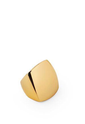 Bague en or poli avec un large dessus carré et une surface lisse et brillante sur fond blanc.