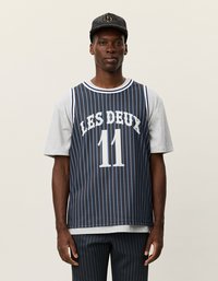 Fekete kosárlabda mez függőleges cs�íkos mintával, "LES DEUX" felirattal és "11"-es számmal fehér színben. Rövid szürke ujjak, laza fazon.