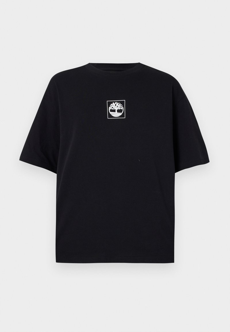 Czarna bawełniana koszulka o luźnym kroju, z prostokątnym białym nadrukiem logo przedstawiającym drzewo na piersi. Krótkie rękawy i okrągły dekolt.