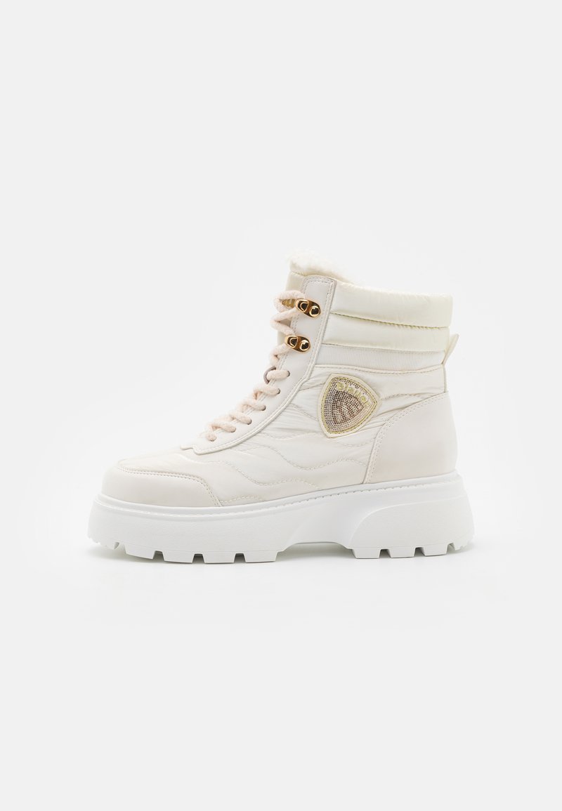 Zapatilla alta blanca hecha de material sintético elegante, con una gruesa suela blanca, detalles dorados y un emblema texturizado en el lateral.