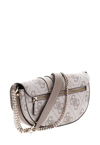 Bolso de diseñador beige con forma de media luna, con cadena y correa de cuero, que incluye un bolsillo con cremallera y un patrón de monograma repetido.