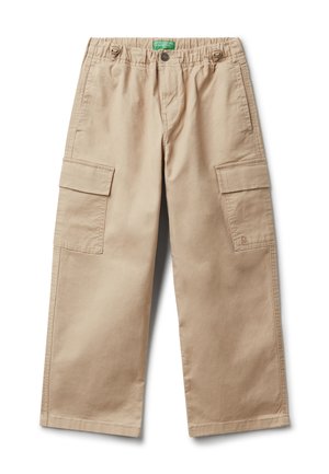 Pantaloni cargo beige con vita elasticizzata, chiusura con bottone, tasche laterali con patta, gamba dritta e discreto logo del brand sulla tasca destra.