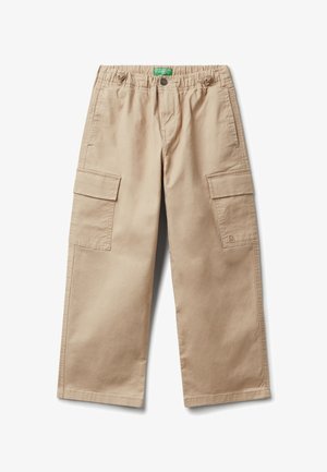Pantaloni cargo beige con vita elasticizzata, chiusura con bottone, tasche laterali con patta, gamba dritta e discreto logo del brand sulla tasca destra.