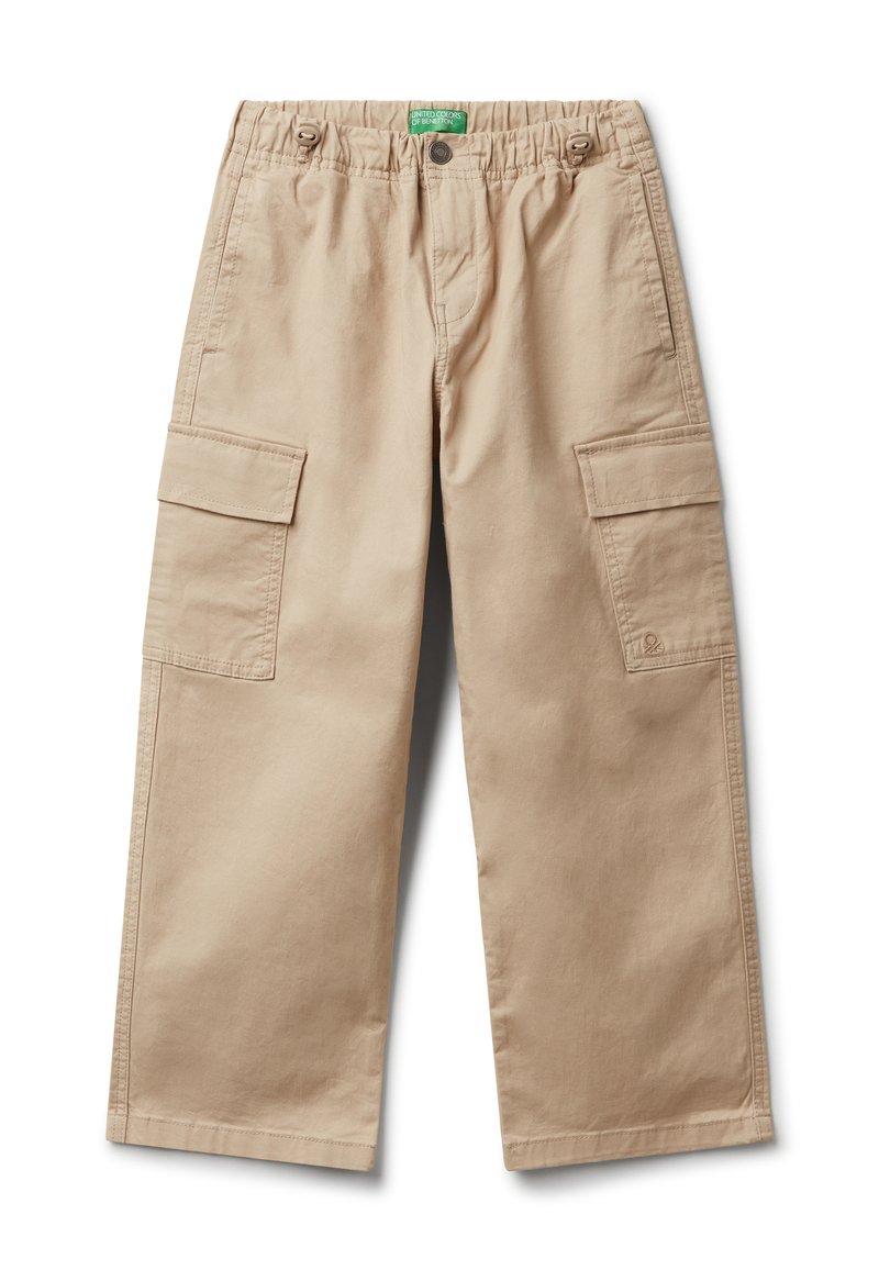 Béžové cargo kalhoty s elastickým pasem, knoflíkovým zapínáním, bočními klopovými kapsami, rovnými nohavicemi a decentní značkovou nášivkou na pravé kapse.