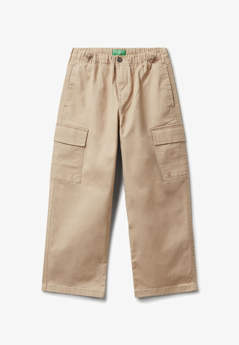 Béžové cargo kalhoty s elastickým pasem, knoflíkovým zapínáním, bočními klopovými kapsami, rovnými nohavicemi a decentní značkovou nášivkou na pravé kapse.