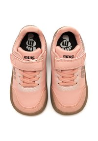 Un paio di sneaker per bambini rosa con strappi in velcro, lacci, suole marroni e soletti neri con una grafica bianca e il testo "mtng." sulle linguette.