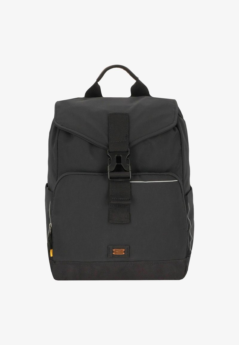 Sort stof rygsæk med klaplukning, frontspænde, sidelommer og en tekstureret bundpanel. Har reflekterende detaljer.