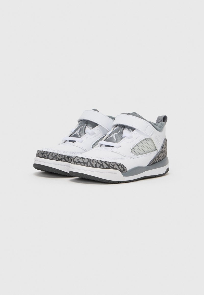 Witte sportschoenen met grijze accenten, voorzien van een textuur-middenzool, klittenband en meshpanelen voor ademend vermogen.