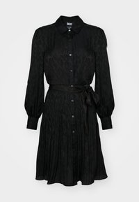 Vestido negro con cuello tipo solapa, mangas largas abullonadas, cierre frontal con botones, textura plisada y un cinturón atado en la cintura.